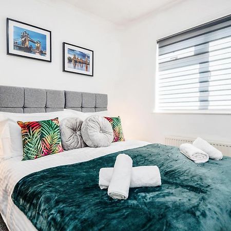 Heathrow 2-Bedroom Maisonette With Parking West Drayton  Bagian luar foto