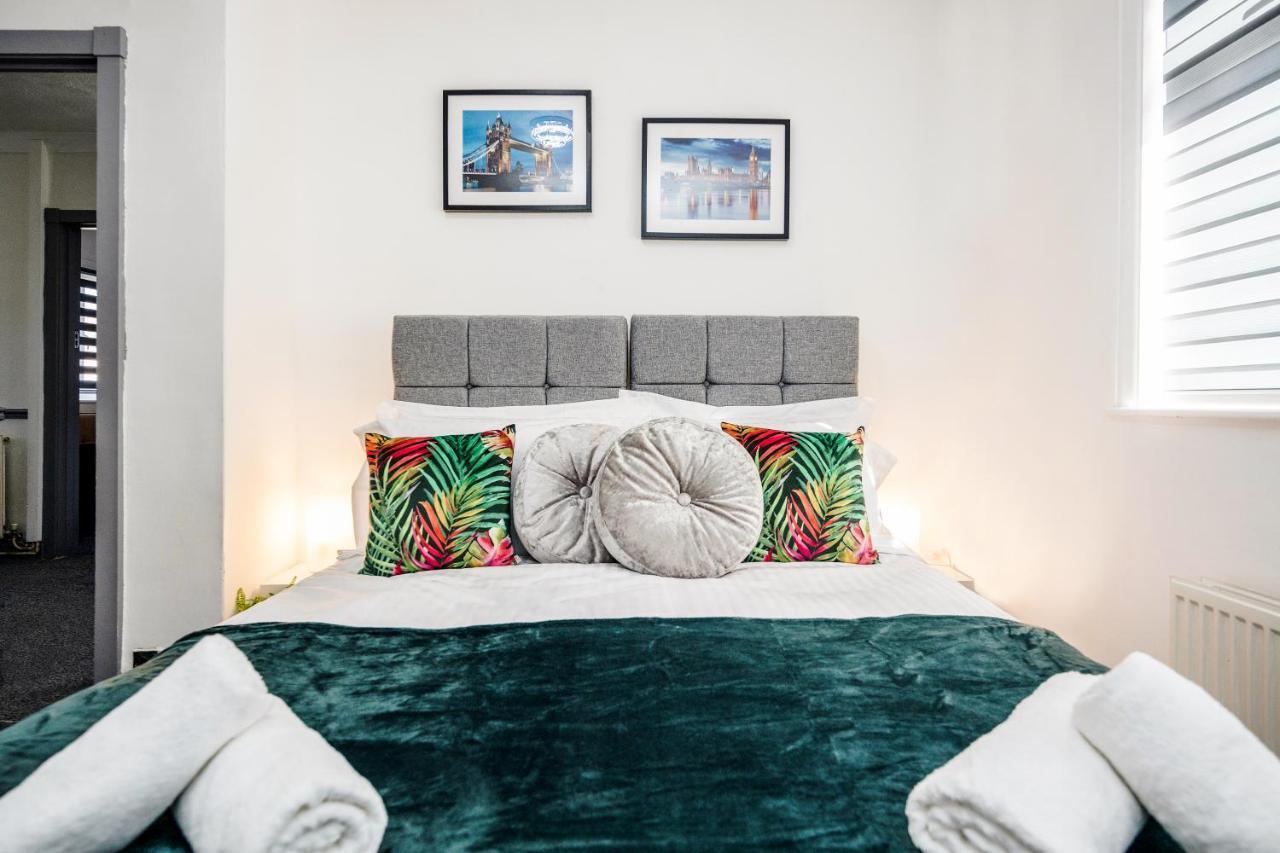 Heathrow 2-Bedroom Maisonette With Parking West Drayton  Bagian luar foto