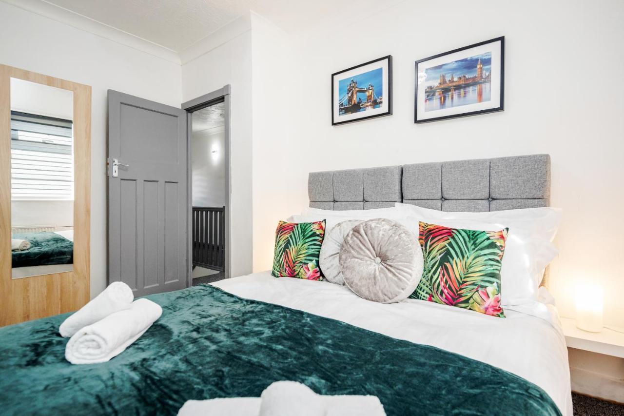 Heathrow 2-Bedroom Maisonette With Parking West Drayton  Bagian luar foto