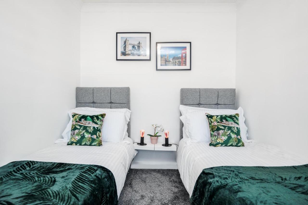 Heathrow 2-Bedroom Maisonette With Parking West Drayton  Bagian luar foto