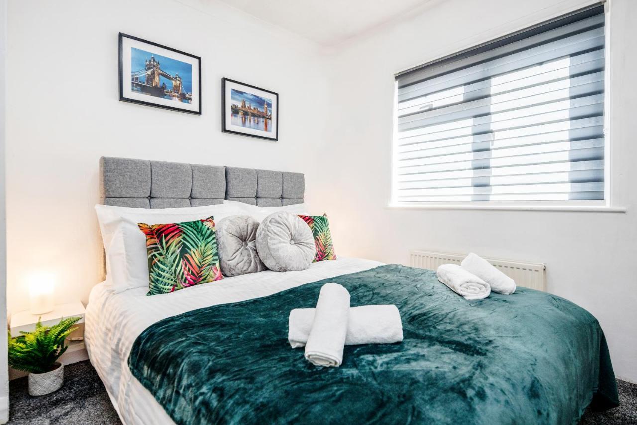 Heathrow 2-Bedroom Maisonette With Parking West Drayton  Bagian luar foto