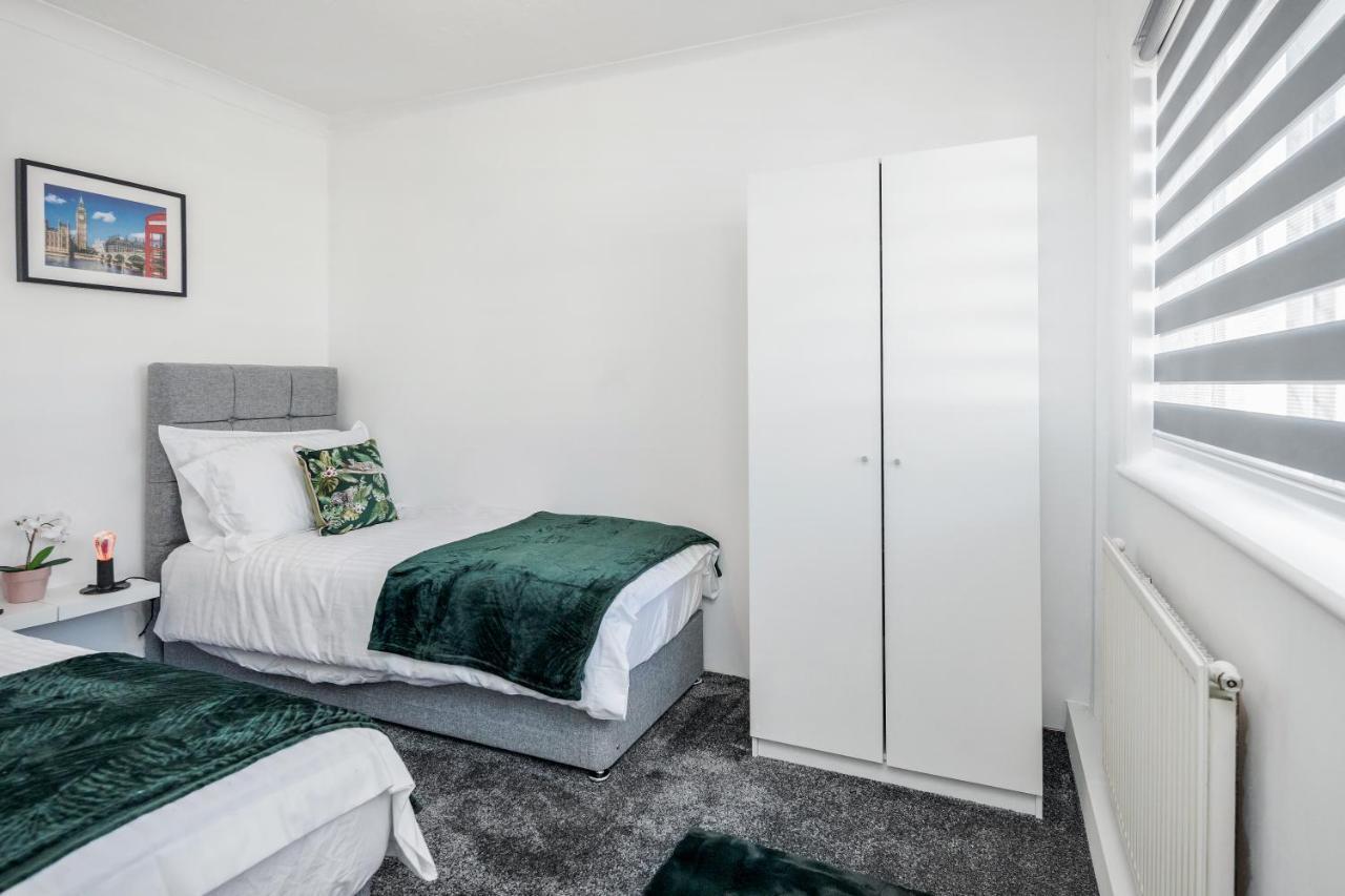 Heathrow 2-Bedroom Maisonette With Parking West Drayton  Bagian luar foto