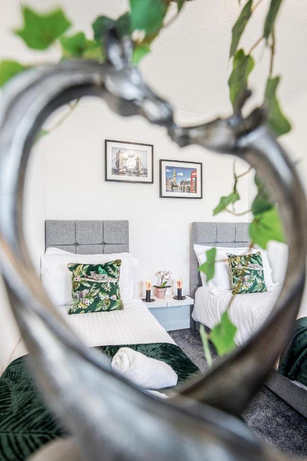 Heathrow 2-Bedroom Maisonette With Parking West Drayton  Bagian luar foto