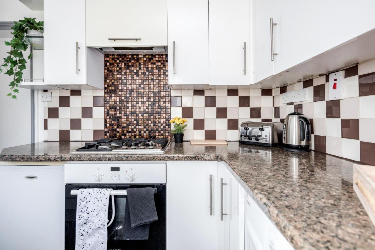 Heathrow 2-Bedroom Maisonette With Parking West Drayton  Bagian luar foto
