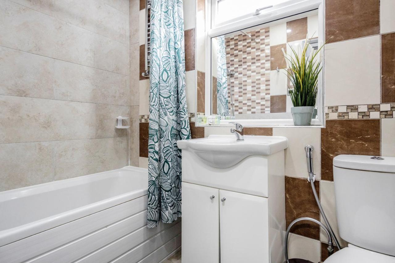 Heathrow 2-Bedroom Maisonette With Parking West Drayton  Bagian luar foto