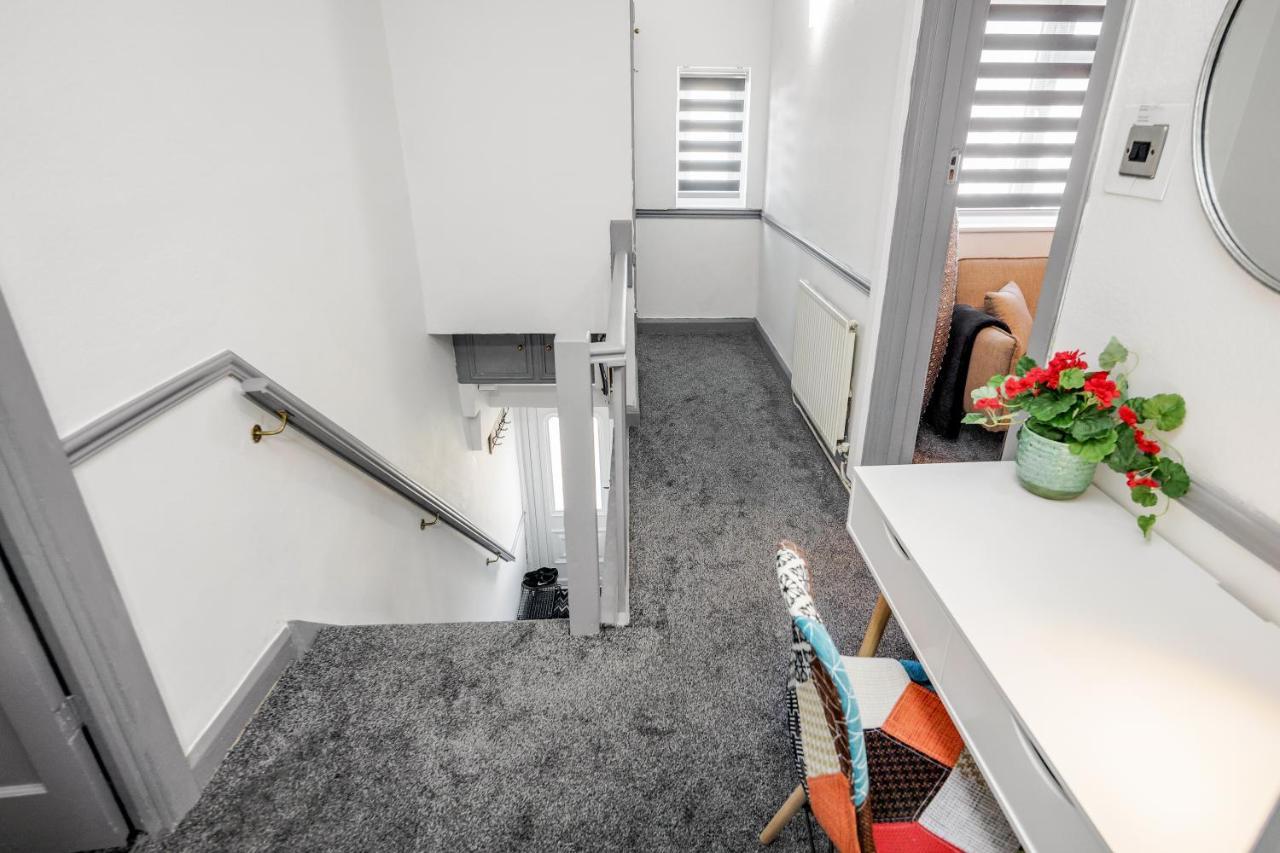 Heathrow 2-Bedroom Maisonette With Parking West Drayton  Bagian luar foto