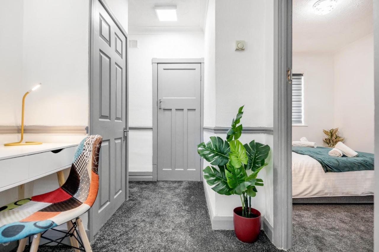 Heathrow 2-Bedroom Maisonette With Parking West Drayton  Bagian luar foto