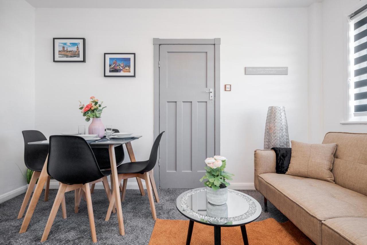 Heathrow 2-Bedroom Maisonette With Parking West Drayton  Bagian luar foto