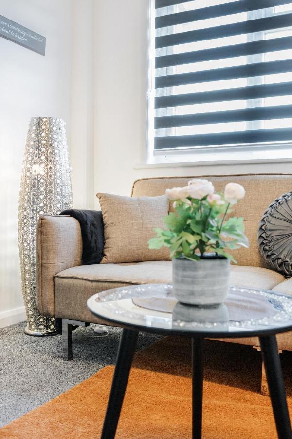 Heathrow 2-Bedroom Maisonette With Parking West Drayton  Bagian luar foto