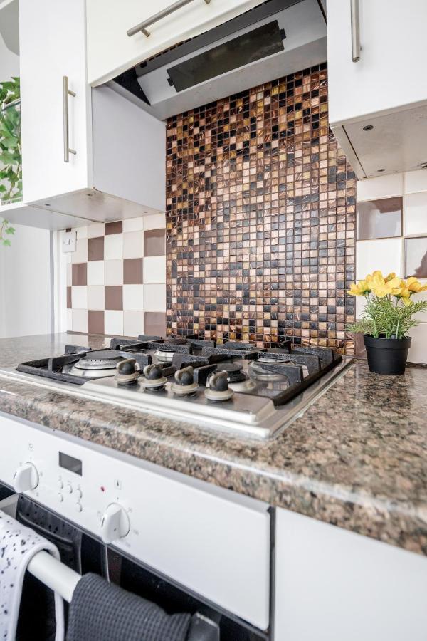 Heathrow 2-Bedroom Maisonette With Parking West Drayton  Bagian luar foto